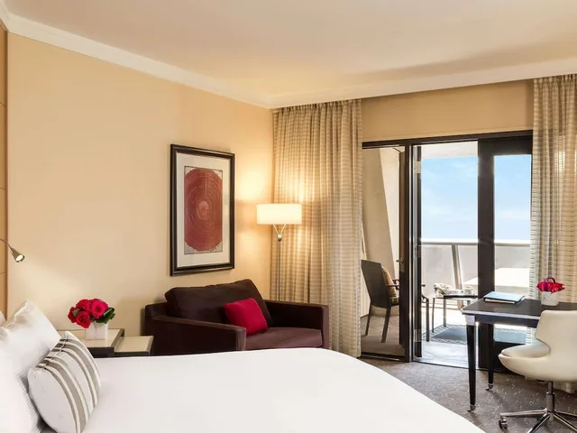 غرفة فاخرة بسرير كينج بشرفة، Hotel Sofitel Los Angeles at Beverly Hills 1/9