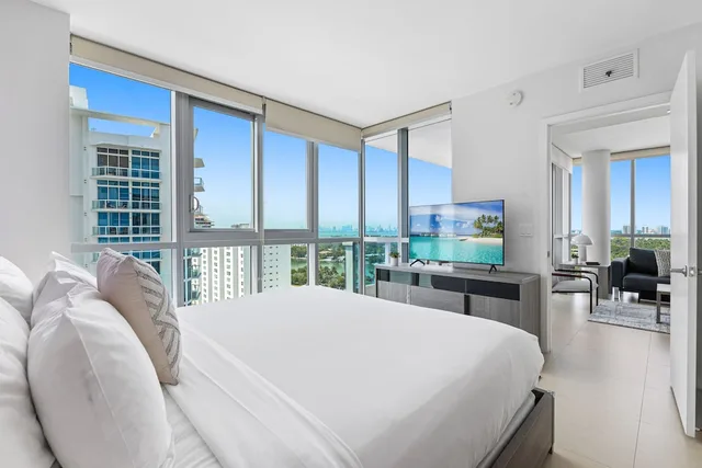 1 Bedroom, Deluxe, Apartment, King Bed, Bay View, Sofa, Corner, Dharma Home Suites Miami At Monte Carlo 2/5
