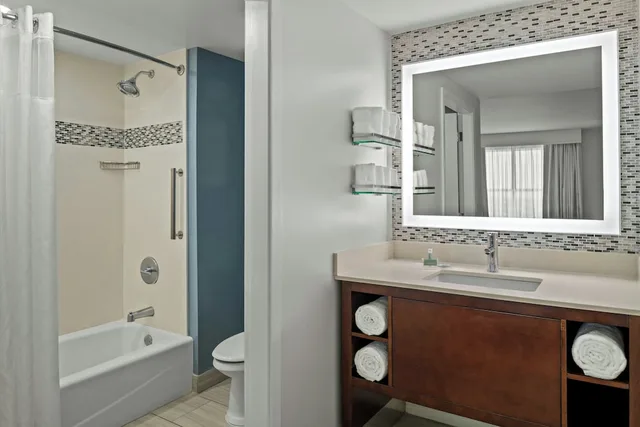 غرفة بسرير كينج بشرفة، Residence Inn By Marriott Daytona Beach Oceanfront 2/3