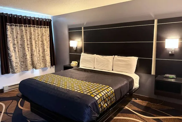غرفة قياسية بسرير كينج، Coratel Inn & Suites by Jasper Hastings 2/10