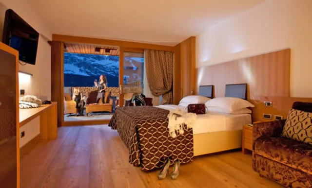 غرفة سوبيريور ثلاثية بسرير مزدوج وسرير فردي بإطلالة على الجبل، Hotel Alaska Cortina 2/8