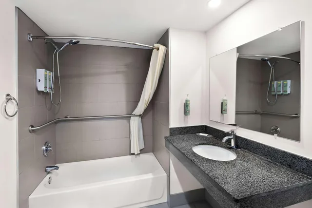 غرفة بسرير مزدوج لذوي الإعاقة، Best Western Luxbury Inn Fort Wayne 4/4