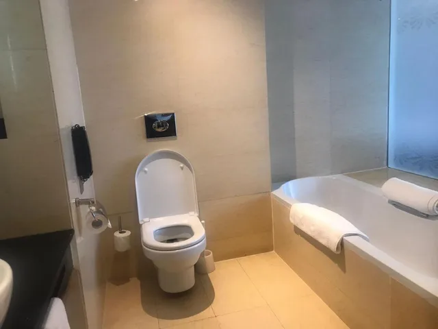 Deluxe, King Bed, The Boma Nairobi 3/3