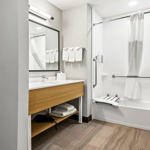 غرفة بسرير كينج بحوض استحمام لذوي الإعاقة، Spark by Hilton Catoosa Tulsa 10/10