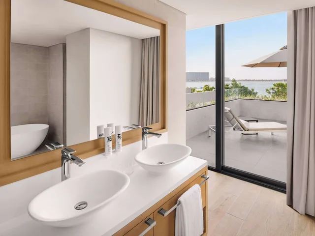 Junior Suite, Twin Beds, Beach Front, Terrace، Movenpick Resort Al Marjan Island 3/4