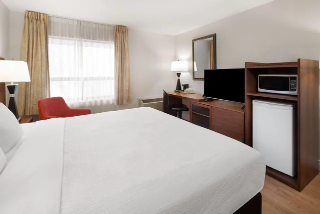 غرفة بسرير كينج، Ramada by Wyndham Arnprior 2/6