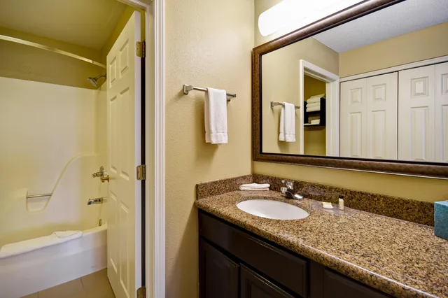 جناح بسريرين مزدوجين بغرفتي نوم، Staybridge Suites Grand Rapids-Kentwood 2/2