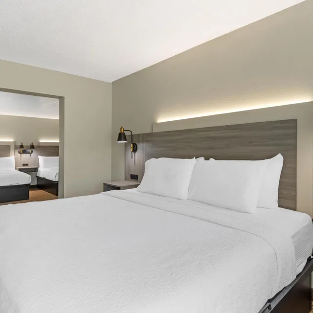 غرفة، Best Western Plus Omaha Airport Inn 1/4