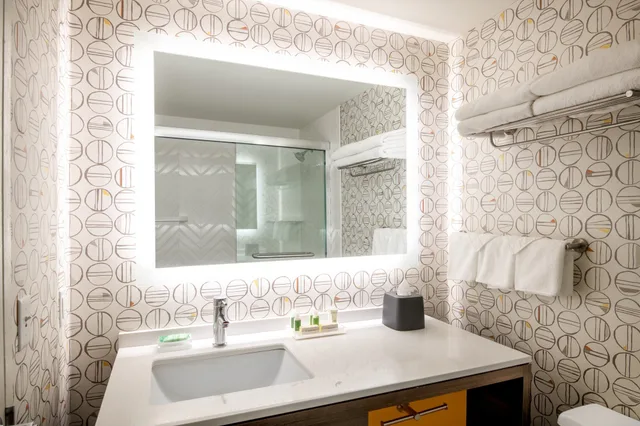 غرفة قياسية بسريرين منفصلين، Holiday Inn Suites Pittsfield Berkshires 4/4