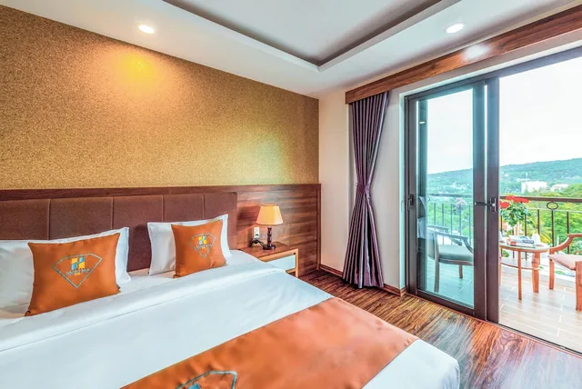 غرفة ديلوكس بسرير كوين وسرير فردي بإطلالة على الحديقة بشرفة، Night Sea Hotel 2/10