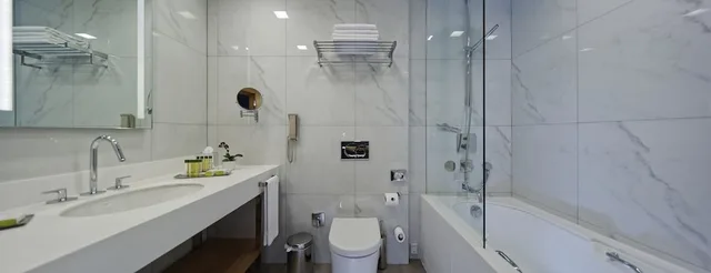 جناح جونيور بسرير كينج بإطلالة على البحر بحوض استحمام، Doubletree By Hilton Hotel Istanbul - Moda 9/9