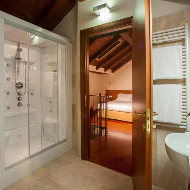 جناح جونيور، Hotel Flora 3/4