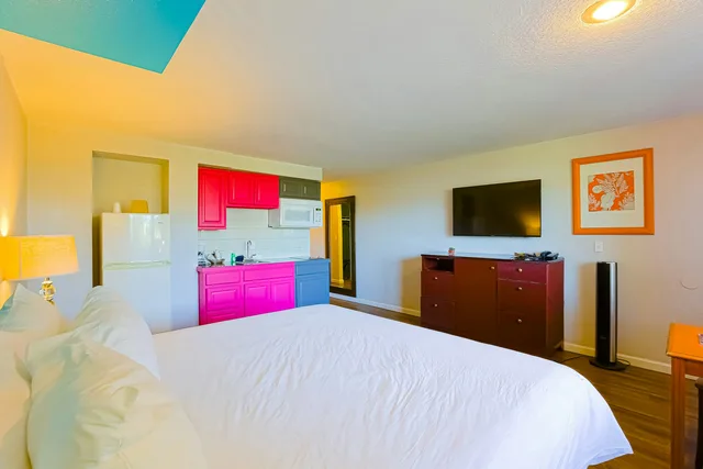 غرفة بسرير كينج بإطلالة على النهر بمطبخ صغير، Coast River Inn by OYO Seaside 1/6