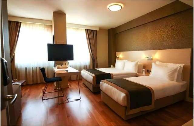 غرفة سوبيريور عائلية بسرير مزدوج وسرير فردي مع أريكة، Hotel Troya 1/2