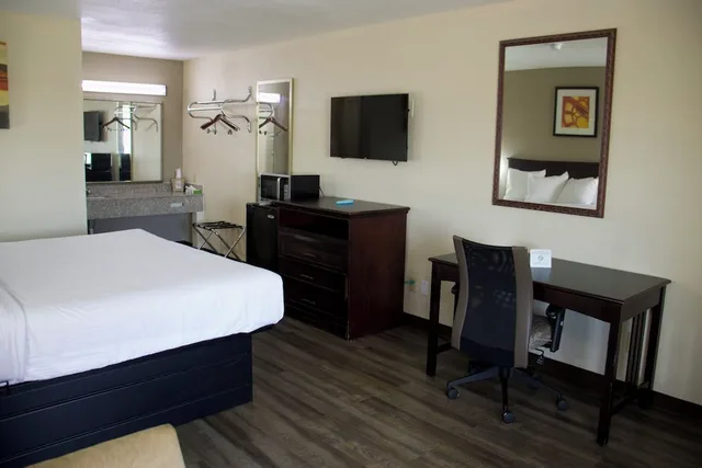 Standard, King Bed, Key West Inn Cookeville 2/5