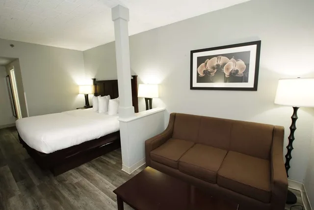 جناح بسرير كوين مع أريكة، Best Western Paramus Hotel & Suites 2/4