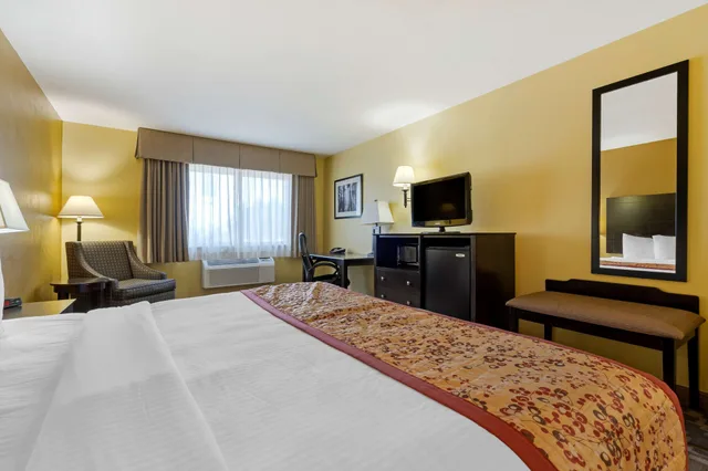 غرفة قياسية كبيرة بسرير كينج وسرير كوين، Best Western Blackfoot Inn 3/6