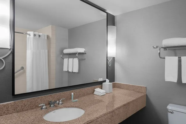 غرفة بسرير كينج مع أريكة، Courtyard by Marriott San Diego - Rancho Bernardo 7/8