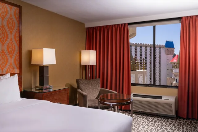 Room, King Bed, Resort Tower، Excalibur Hotel and Casino 7/10