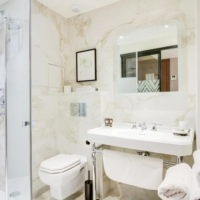 غرفة بسرير كينج، Mom Art Hotel 4/4