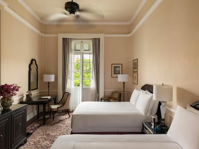 State, Twin Beds, Pool View, Raffles Hotel Le Royal 5/10