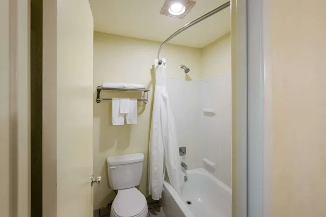 غرفة بسرير كوين، Quality Inn SeaTac Airport Seattle 1/1