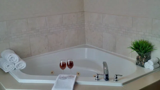 Spa, Executive, Suite, King Bed، Holiday Inn Express Hotel & Suites Toronto Markham 7/8