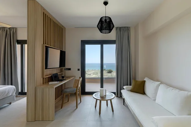 غرفة ديلوكس بإطلالة على البحر بشرفة، The Nest Resort 2/8