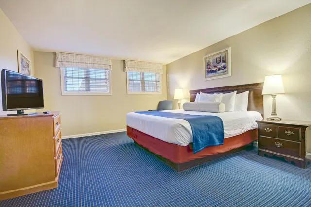 غرفة قياسية بسريرين منفصلين وسرير كينج بـ3 غرف نوم مع أريكة، Club Wyndham Newport Onshore 2/10