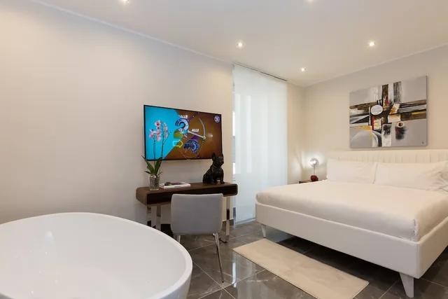 Deluxe, Queen Bed, Bathtub, Clementi Portrait 4/4