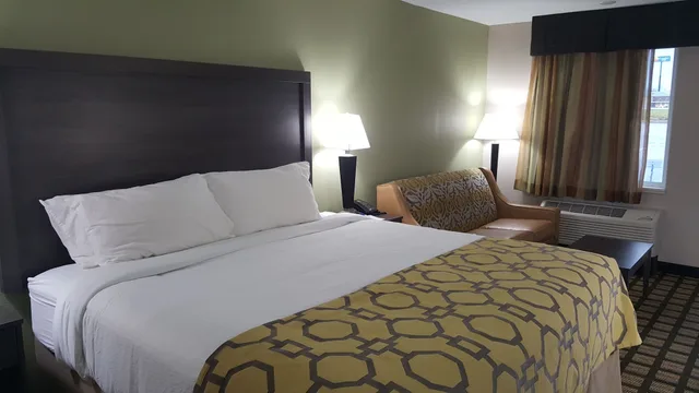 غرفة بزنس بسرير كينج لذوي الإعاقة، Baymont By Wyndham Clarksville 2/4