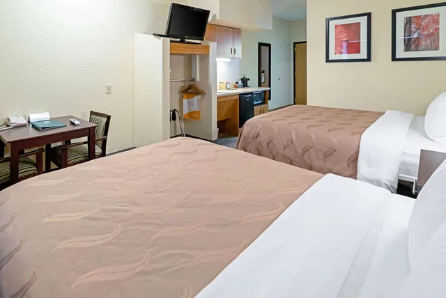 جناح بسريرين كوين لذوي الإعاقة، Quality Inn & Suites Robbinsville NC 2/3