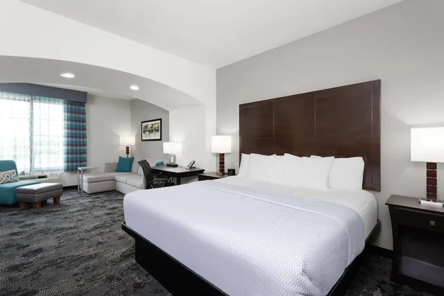 غرفة ديلوكس تنفيذية بسرير كينج، La Quinta Inn & Suites by Wyndham Columbus - Edinburgh 1/4