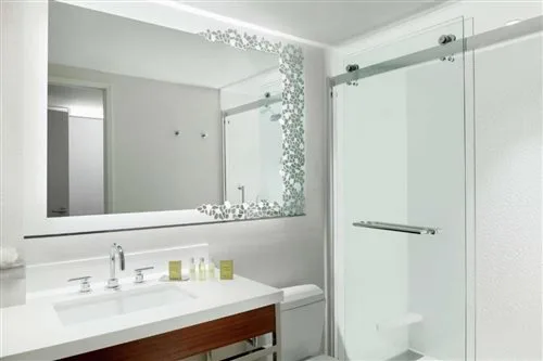 جناح بزنس، DoubleTree Suites by Hilton Hotel Phoenix 1/1
