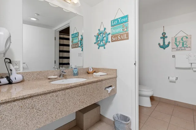 Pier, King Bed, Sofa، Beach House Inn & Suites 2/2