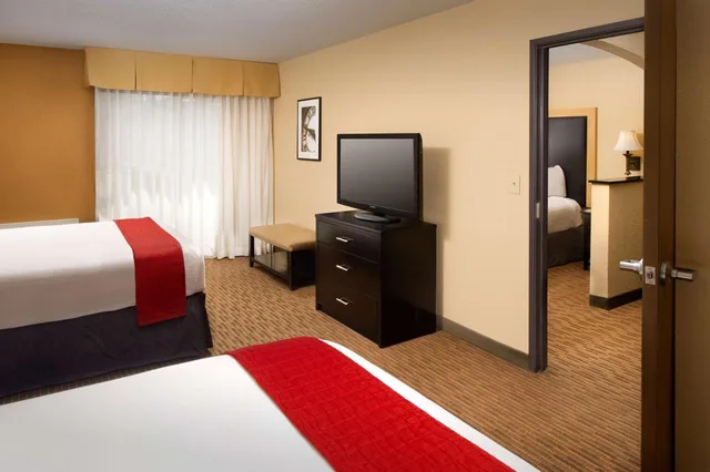 Suite, 3 Queen Beds, Queen Bed, Sofa, Best Western Alamo Suites 2/5