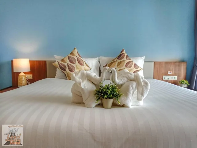غرفة بسرير كينج بشرفة، Louis' Runway View Hotel - SHA Extra Plus 7/8