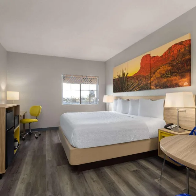 غرفة بسرير كينج بحوض استحمام لذوي الإعاقة، Days Inn & Suites by Wyndham Tucson/Marana 2/7