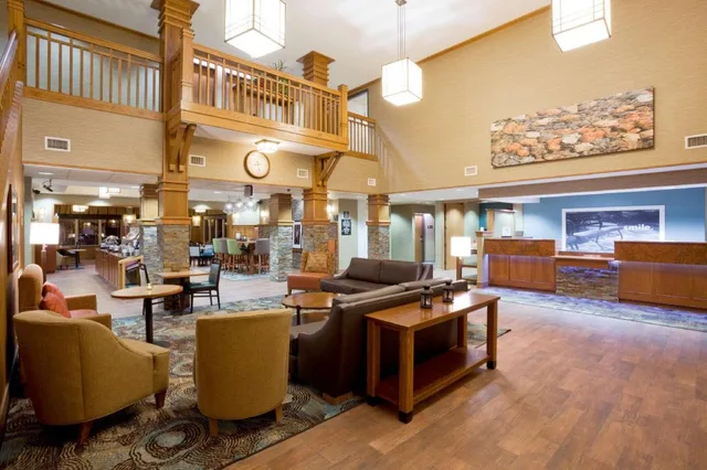 1 Bedroom, Suite, King Bed, Partial View, Sofa، Hampton Inn Duluth Canal Park 1/2
