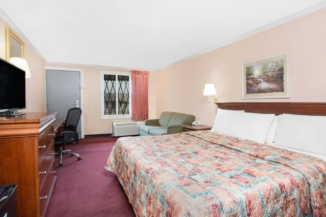 غرفة قياسية بسرير كينج للمدخنين، Knights Inn Augusta At Boy Scout Rd 1/3