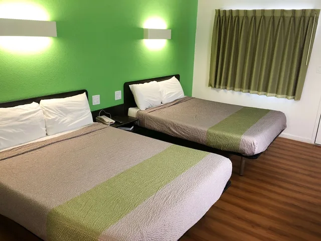 غرفة قياسية بسريرين كوين لذوي الإعاقة، Motel6 Barstow, CA 1/8