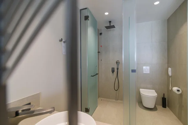 غرفة ديلوكس بسرير فردي بإطلالة على البحر بشرفة، Ensana Aquahouse Health Spa Hotel 5/7