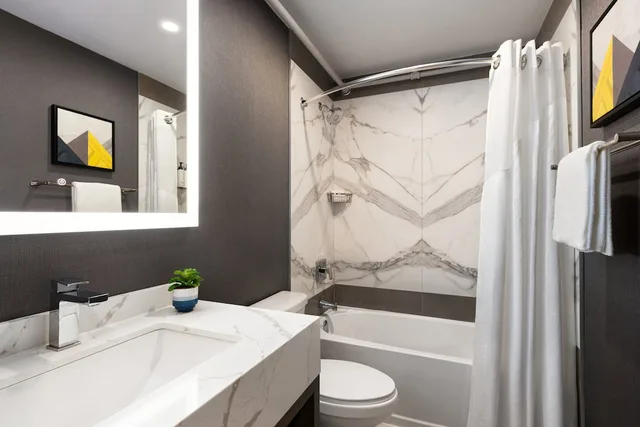 غرفة قياسية بسرير كينج، Crowne Plaza Saint John Harbour View by IHG 2/2