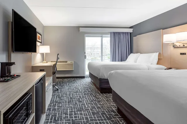 غرفة بسريرين كوين بإطلالة على المسبح، Comfort Inn Hyannis - Cape Cod 10/10