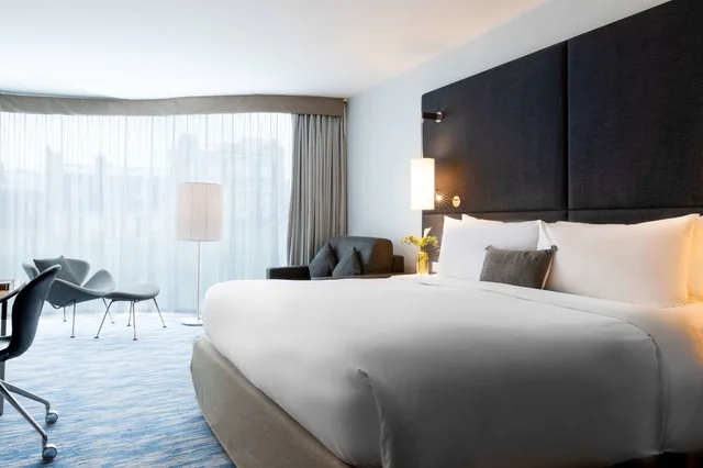غرفة بسرير كينج بإطلالة على المدينة، Renaissance Paris Arc de Triomphe Hotel 10/10