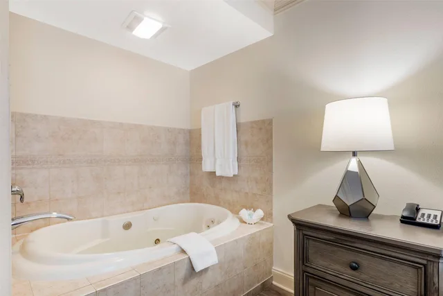 غرفة بسرير كينج، Clarion Hotel & Conference Center Toms River 5/6