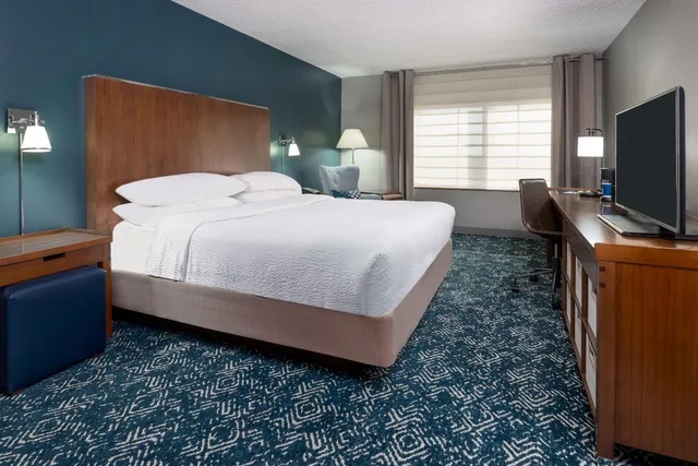 غرفة قياسية بسرير كينج، Four Points by Sheraton Huntsville Airport 2/4