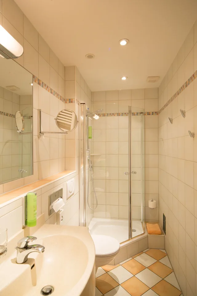 غرفة رباعية بسرير كوين مع أريكة، Ambient Hotel Am Europakanal 4/4
