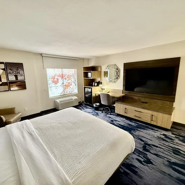 غرفة بسرير كينج بحوض استحمام لذوي الإعاقة، Fairfield by Marriott Inn & Suites Austin West 7/10