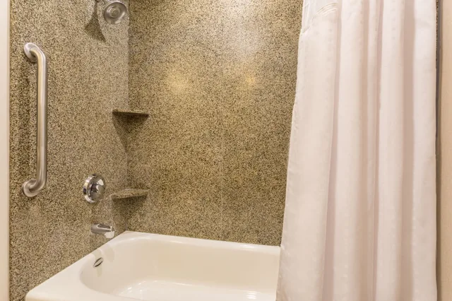 جناح بسرير كينج مع أريكة لذوي الإعاقة، Holiday Inn Express Hotel and Suites Manteca City Center 4/6